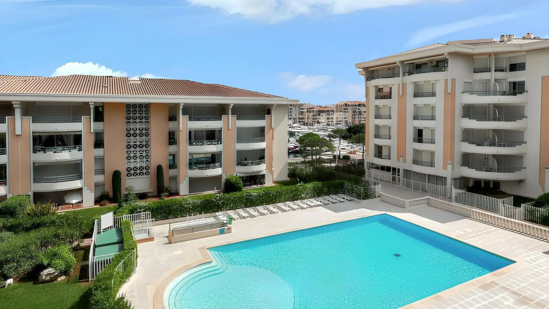Apartment Appartement Charmant Avec Vue A Frejus 35 M² Piscine Partagee France