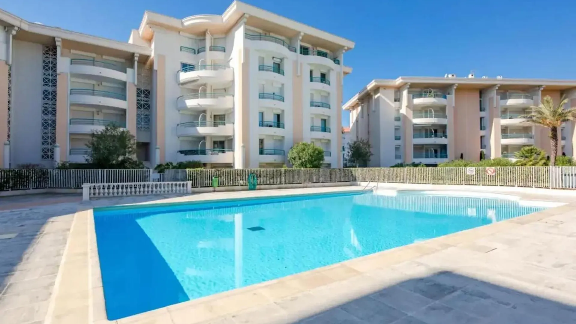 Appartement Charmant Avec Vue A Frejus 35 M² Piscine Partagee France