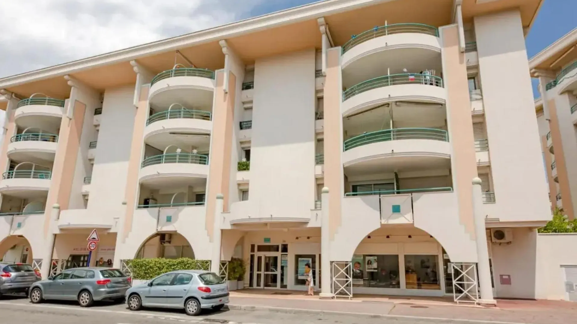 Appartement Charmant Avec Vue A Frejus 35 M² Piscine Partagee